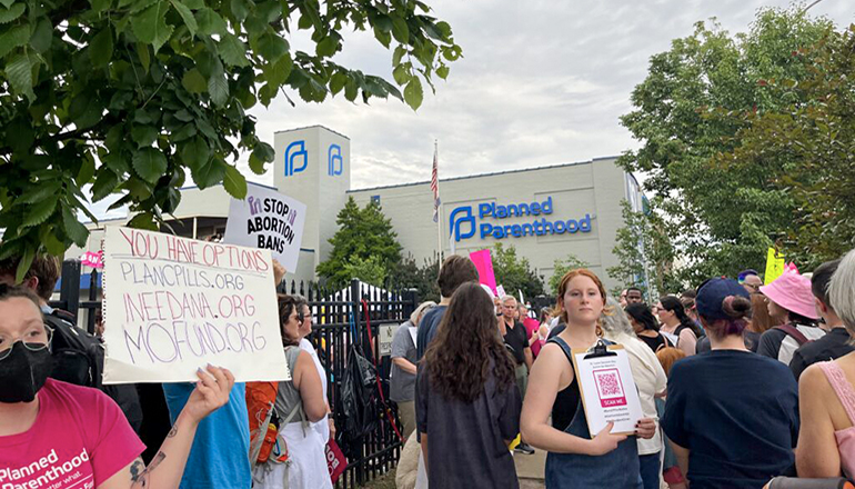 Demonstrators gather at the Planned Parenthood clinic in St. Louis on June 24, 2022 in the wake of the U.S. Supreme Court’s decision overturning Roe v. Wade (Photo by Tessa Weinberg - Missouri Independent)
