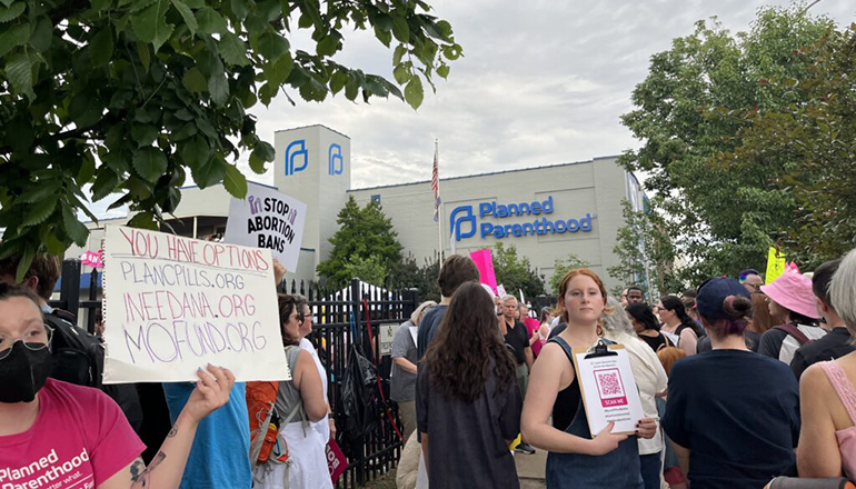 Protesters at Planned Parenthood in St. Louis (Photo by Tessa Weinberg - Missouri Independent)