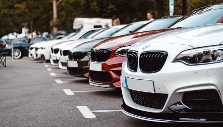 Cars or automobiles on a car lot (Photo by Sara Kurfeß on Unsplash)