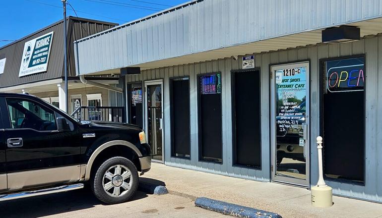 Exterior of Hot Shots Internet Cafe, an arcade in Moberly with slot-machine like games (Photo by Rudi Keller - Missouri Independent)